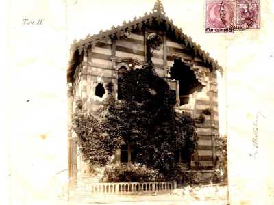 In un�immagine scattata subito dopo il bombardamento del 1915, � possibile vedere come appariva un tempo: un rivestimento spiovente in ferro battuto copriva il tetto e un piccolo rosone e delle fasce orizzontali ornavano la facciata